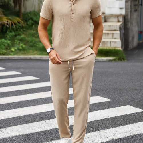 Heren 2-delige lente-zomer vrijetijdsoutfit. Deze set biedt een moeiteloos koele en verfijnde uitstraling met een trendy overhemd met korte mouwen en revers, gecombineerd met een moderne broek met trekkoord voor ultiem gemak en eigentijdse stijl. Veelzijdig en modieus voor elke gelegenheid.