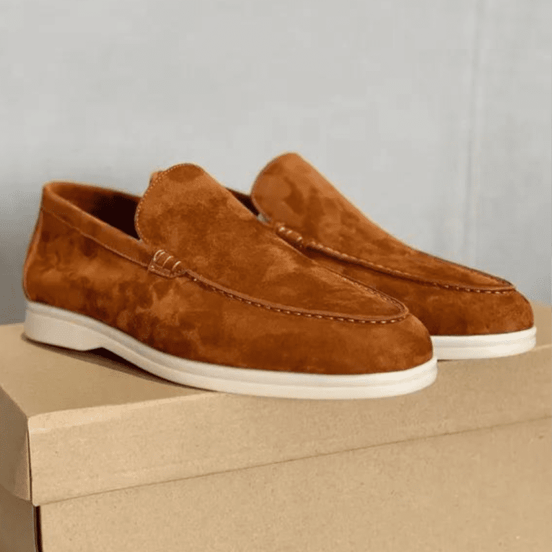 Heren loafers met een prachtig bovenwerk van zacht suède, verfijnde stiksels en een volledig leren binnenzool voor ultiem comfort en elegantie.