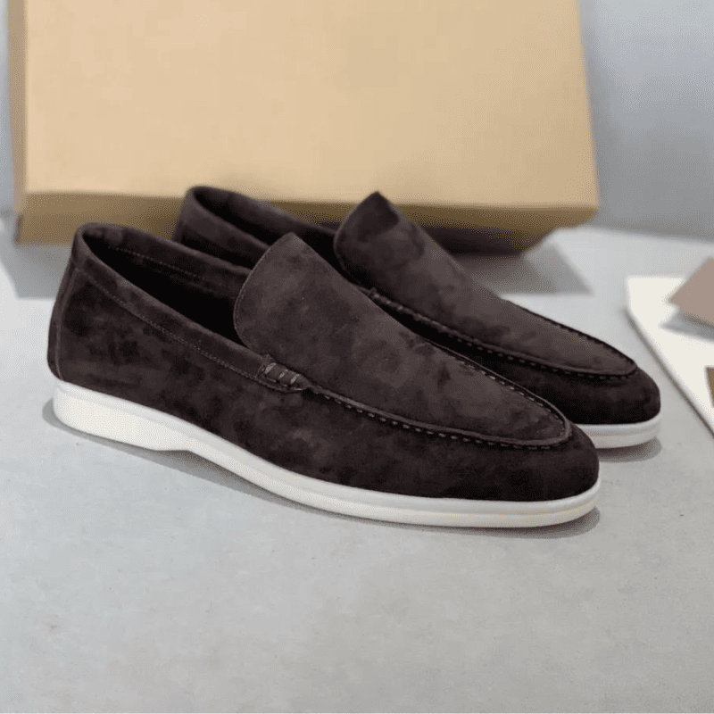 Heren loafers met een prachtig bovenwerk van zacht suède, verfijnde stiksels en een volledig leren binnenzool voor ultiem comfort en elegantie.