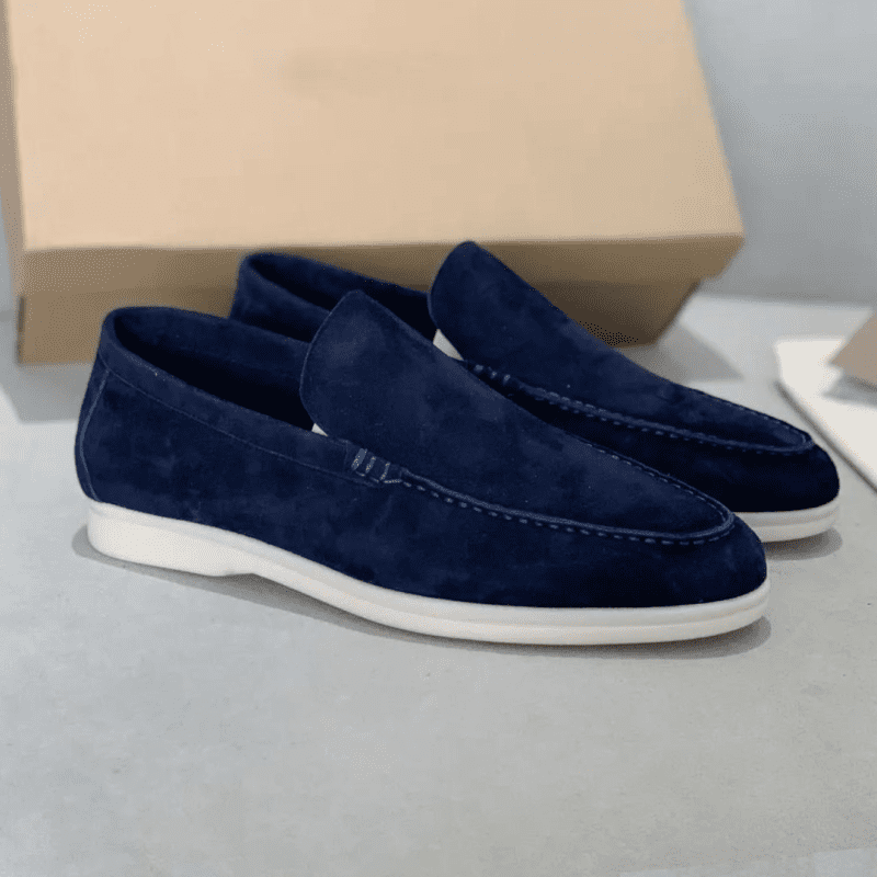 Heren loafers met een prachtig bovenwerk van zacht suède, verfijnde stiksels en een volledig leren binnenzool voor ultiem comfort en elegantie.