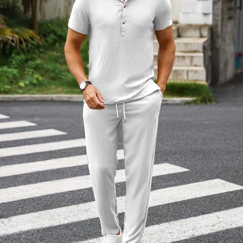 Heren 2-delige lente-zomer vrijetijdsoutfit. Deze set biedt een moeiteloos koele en verfijnde uitstraling met een trendy overhemd met korte mouwen en revers, gecombineerd met een moderne broek met trekkoord voor ultiem gemak en eigentijdse stijl. Veelzijdig en modieus voor elke gelegenheid.