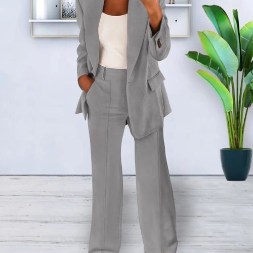 Ontdek de veelzijdige verfijning van deze dames blazer en broek set. Gemaakt van hoogwaardig polyester met een lichte stretch, biedt deze combinatie zowel comfort als stijl, geschikt voor diverse gelegenheden. De oversized blazer straalt een casual en verfijnde charme uit, terwijl de rechte broek moeiteloos professionaliteit met moderne flair combineert.