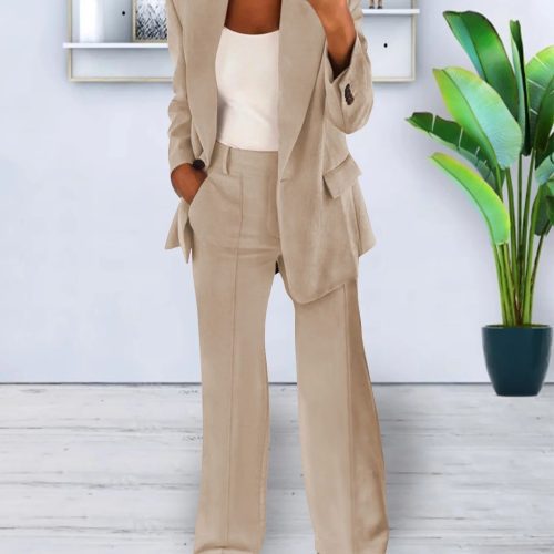 Ontdek de veelzijdige verfijning van deze dames blazer en broek set. Gemaakt van hoogwaardig polyester met een lichte stretch, biedt deze combinatie zowel comfort als stijl, geschikt voor diverse gelegenheden. De oversized blazer straalt een casual en verfijnde charme uit, terwijl de rechte broek moeiteloos professionaliteit met moderne flair combineert.